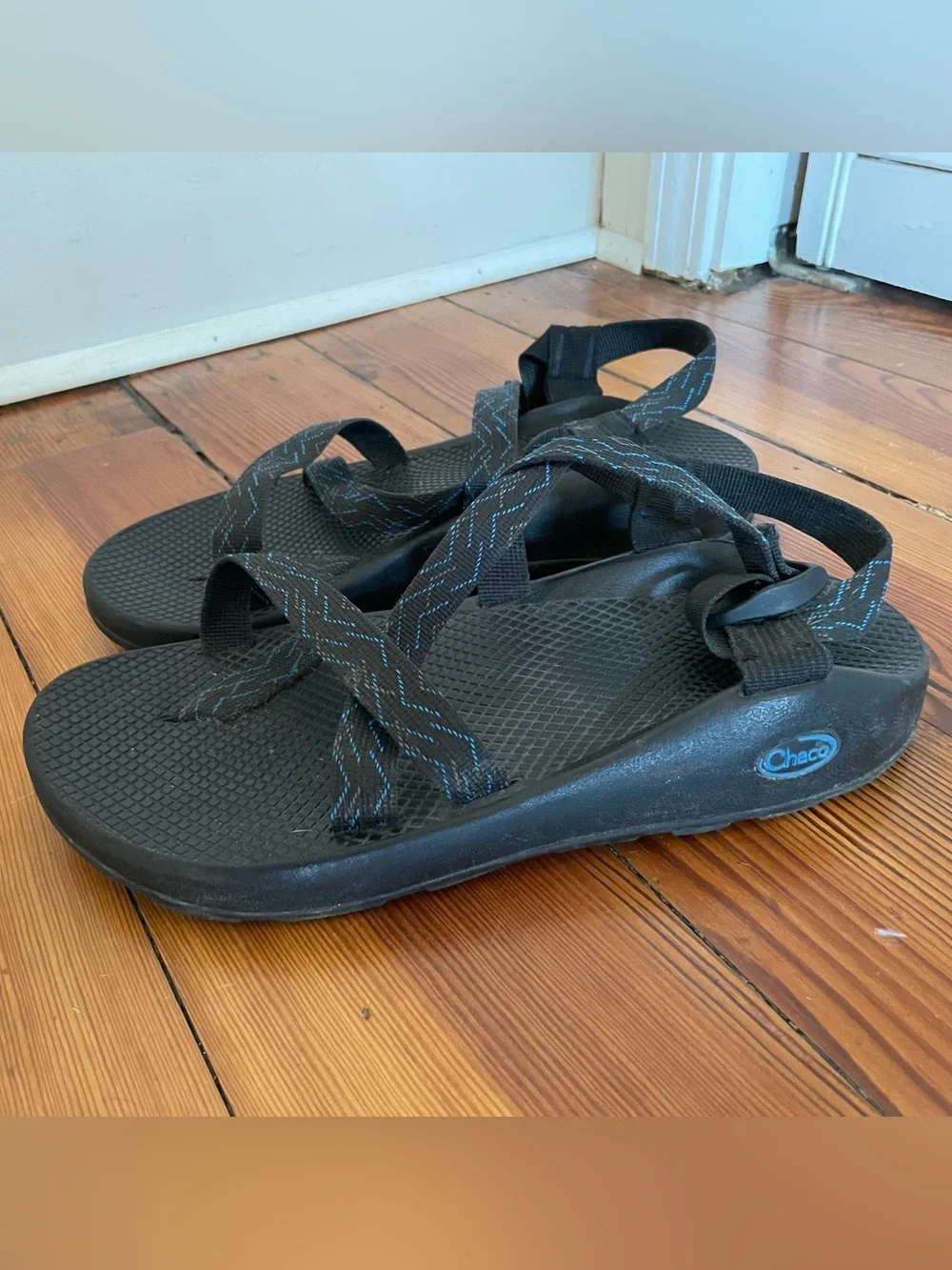 Chaco Men’s Z2 Classic Toe Loop Sandal, size 10, black/blue design